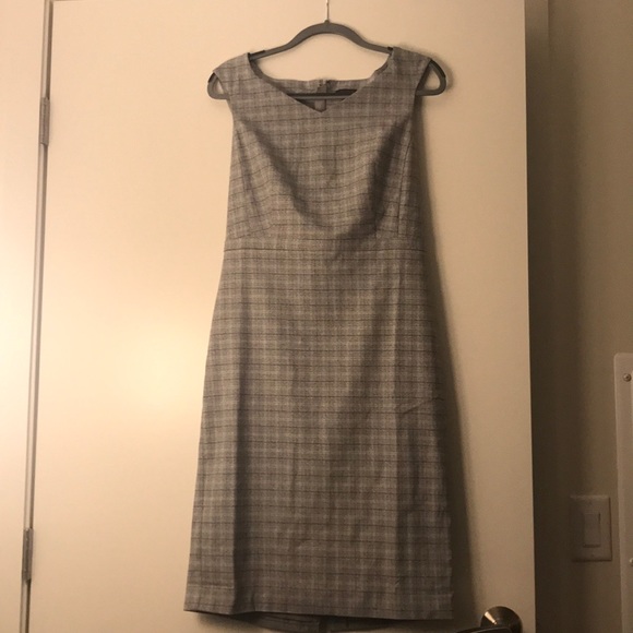 DONATING TODAY 2/7!  NWOT Ann Taylor Plaid Sheath Dress Gray 6T - Picture 2 of 7